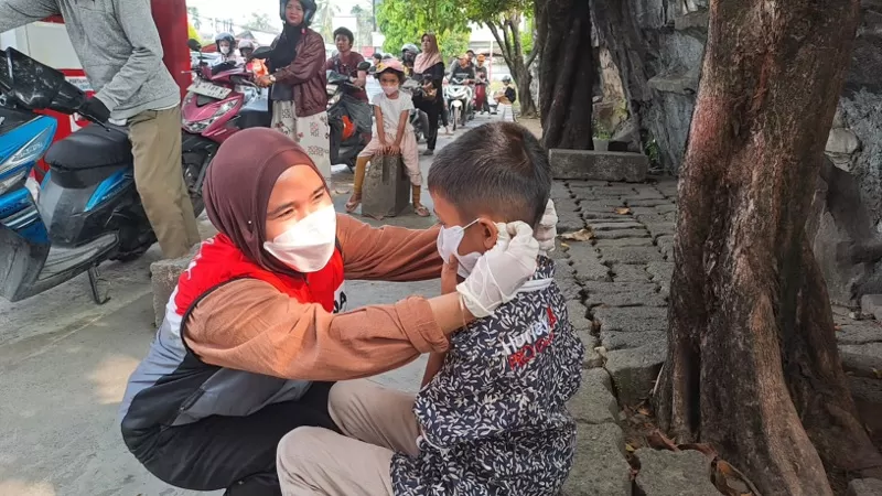 Pertamina Patra Niaga Sumbagut bersama BPBD Kota Padang menyalurkan bantuan masker kepada masyarakat sebagai respons terhadap kabut asap di Kota Padang, Sabtu (12/9/2026). (Dok. PPN Sumbagut)