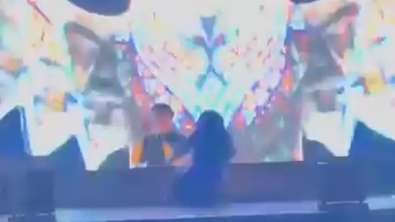 Seorang perempuan berbaju putih terlihat berada di atas panggung DJ salah satu tempat hiburan malam di Kota Padang, sebelum dilaporkan tumbang dan dievakuasi petugas keamanan. (Dok. Tangkapan Layar)