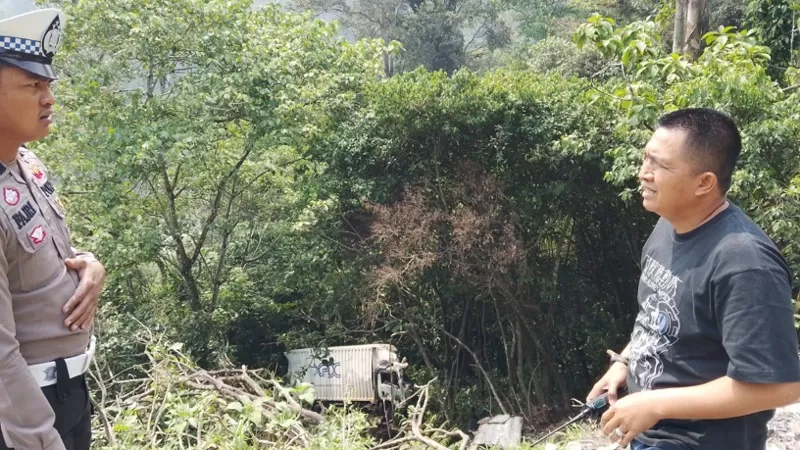 Truk Canter B 9344 CXU masuk ke jurang usai diduga mengalami rem tidak berfungsi di Jalan Lintas Padang Panjang-Bukittinggi, kawasan Bukit Berbunga, Silaiang, Kota Padang Panjang pada Minggu (13/9/2026) siang. (Dok. Satlantas)