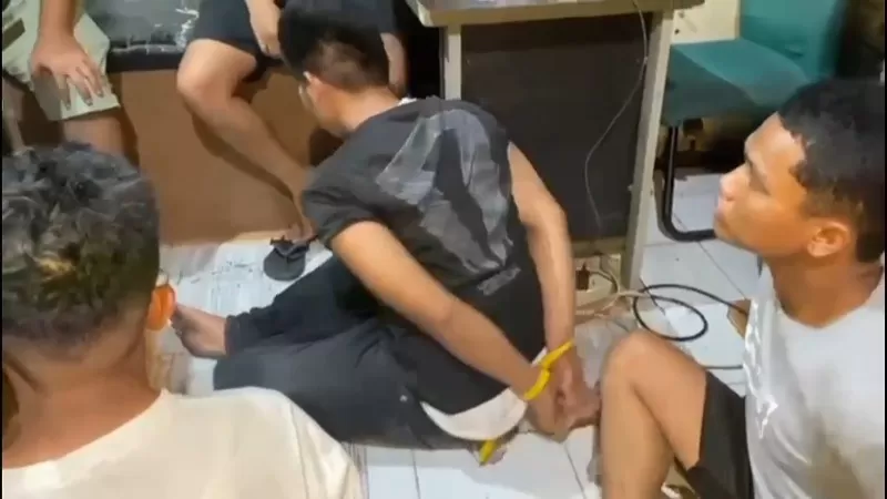 Tim Klewang Satreskrim Polresta Padang menangkap tiga pria yang diduga terlibat pencurian kendaraan bermotor (curanmor) dan mengembangkan kasus tersebut ke sejumlah perkara lain. (Dok. Humas)