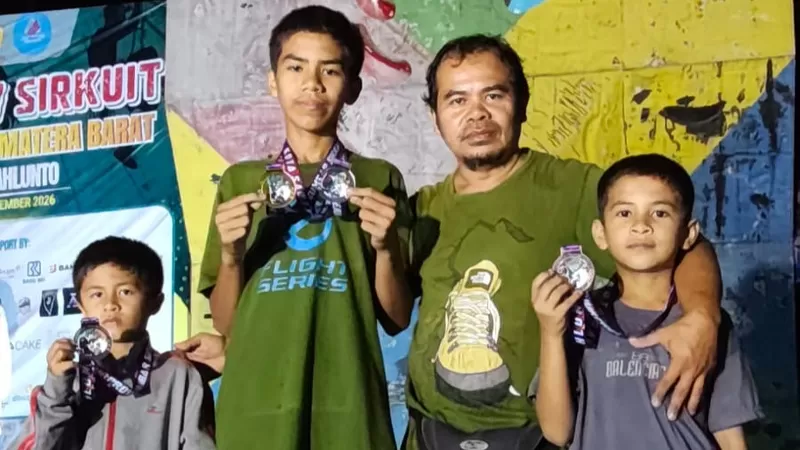 Atlet panjat tebing Dharmasraya, Rimba Langit Pembawa Berkah berhasil meraih emas nomor Speed Putra U15 pada Kejurprov Panjat Tebing Sirkuit 1 Sumatera Barat (Sumbar) 2026 di Sawahlunto. (Dok. Pribadi)