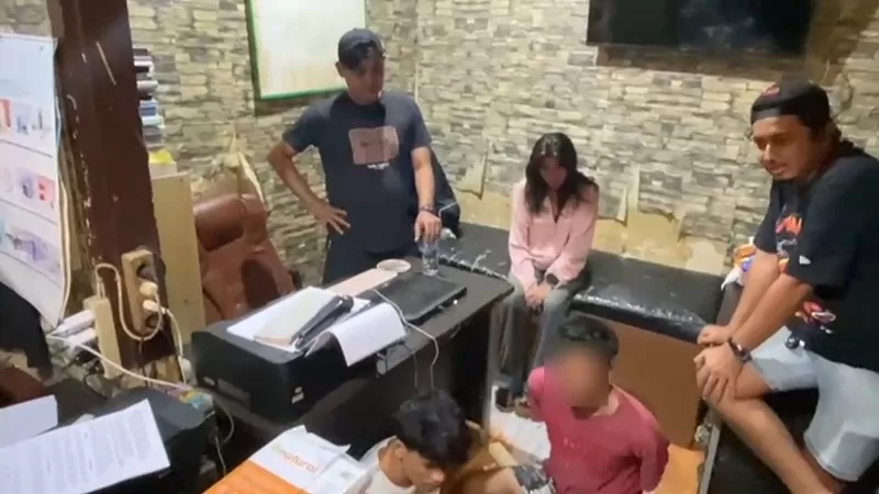 HS (28), pelaku pencurian ponsel korban kecelakaan ditangkap Satreskrim Polresta Padang. Ia juga menggunakan akun korban untuk pinjaman online (pinjol) dengan nilai jutaan rupiah (Dok. Tim Klewang)