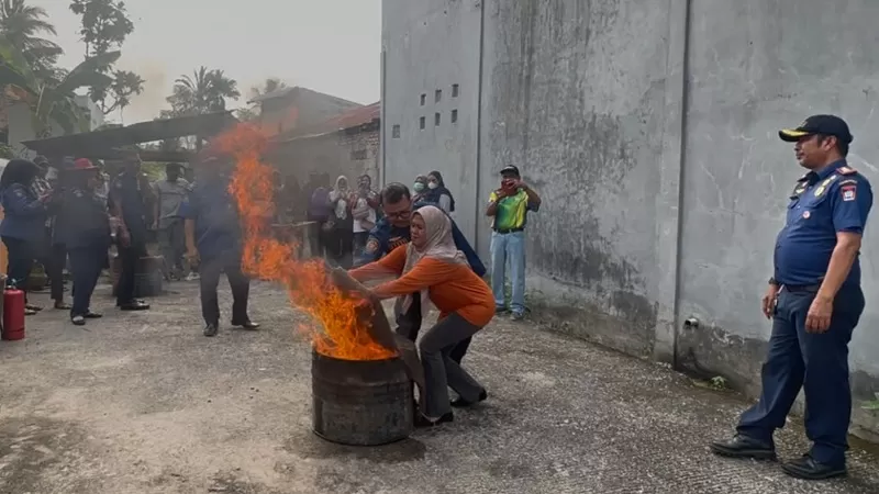 Warga mengikuti kegiatan edukasi dan pelatihan pencegahan serta penanggulangan bahaya kebakaran di Parak Karakah, Kecamatan Padang Timur. (Dok. Dinas Damkar Padang)