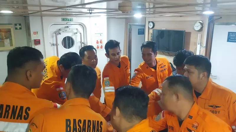 KN SAR Yudhistira 227 dikerahkan Kantor SAR Padang untuk melakukan operasi pencarian dan pertolongan terhadap dua nelayan yang kapalnya mengalami kerusakan mesin di perairan Pesisir Selatan, Rabu (16/9/2026) malam. (Dok. Basarnas)
