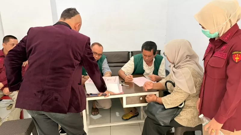 Kejaksaan Tinggi Sumatera Barat (Kejati Sumbar) melaksanakan Tahap II tiga perkara dugaan korupsi dengan menyerahkan tersangka dan barang bukti kepada jaksa penuntut umum pada kejaksaan negeri terkait. (Dok. Penkum)