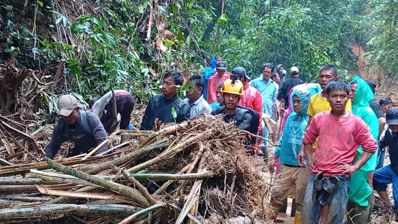Tim SAR Gabungan melakukan pencarian terhadap Amri Anto, warga Kampung Parit, Kecamatan Duo Koto, Kabupaten Pasaman, yang dilaporkan terseret arus banjir bandang pada Jumat (18/9/2026) sore. (Dok. Basarnas)