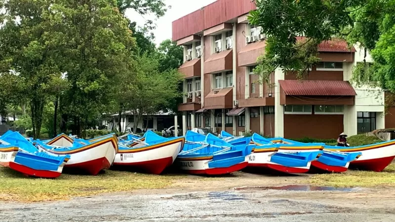 Pemko Padang menyerahkan bantuan perahu fiber, mesin tempel 15 PK, dan jaring ikan kepada kelompok nelayan penerima di Lapangan Voli Universitas Bung Hatta, Ulak Karang, Sabtu (19/9/2026) siang. (Dok. Diskominfo)