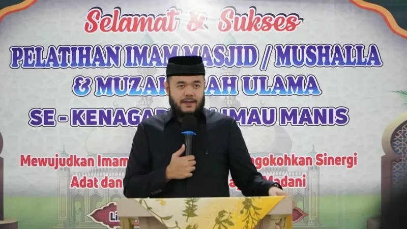 Wali Kota Padang, Fadly Amran membuka kegiatan Pelatihan Imam Masjid/Musala se-Kenagarian Limau Manis dan Muzakarah Ulama di Aula PLB Kampus IV UNP, Sabtu (19/9/2026) siang. (Dok. Diskominfo)