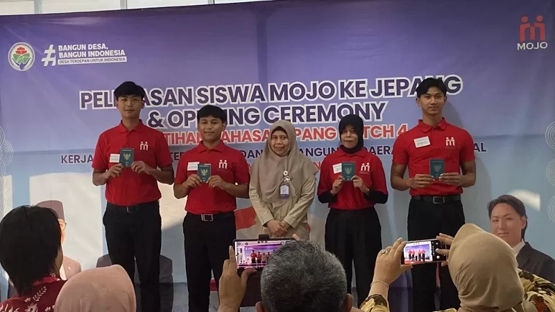 Pelepasan secara simbolis 108 siswa LPK MOJO Indonesia Raya yang berasal dari 77 desa dan 24 kelurahan untuk bekerja di Jepang. (Dok. MOJO)