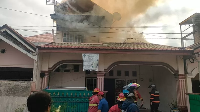Kebakaran melanda rumah di Kompleks Filano Padang Timur, Senin (21/9/2026) sore. (Dok. Padang Fire Fighter)