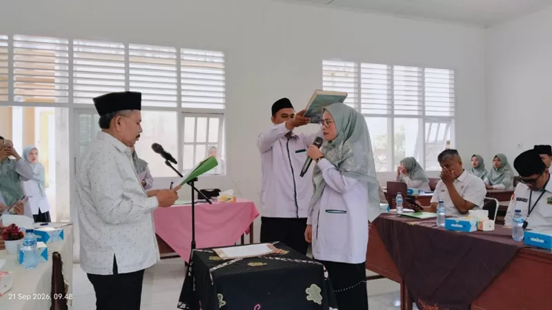 Ketua YPI-Luki, Surya Jufri Bitel melantik Sari Rahmawati sebagai Kepala MTs Lubuk Kilangan, menggantikan Ridho Syarief. (Dok. YPI Luki)