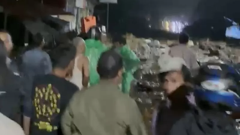 Akses jalan di depan Kantor Bupati Solok dilaporkan terputus akibat galodo besar atau tanah longsor pada Senin (21/9/2026) malam. Polisi mengimbau warga menjauhi lokasi dan menggunakan jalur Padang Panjang. (Dok. Tangkapan Layar)
