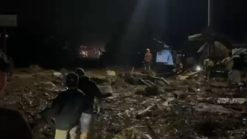 Banjir bandang melanda Nagari Batang Barus, Kecamatan Gunung Talang, Kabupaten Solok, Senin (21/9/2026) malam. Satu jembatan dilaporkan putus dan akses dari Padang menuju Solok terganggu. (Dok. Pusdalops PB)
