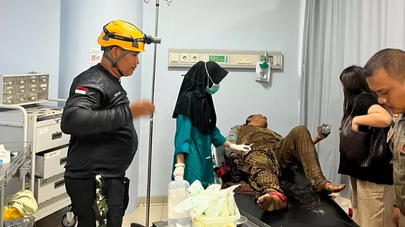 Salah satu korban terdampak banjir bandang Solok dilarikan ke rumah sakit dan mendapat perawatan intensif. (Dok. Rumah Zakat)