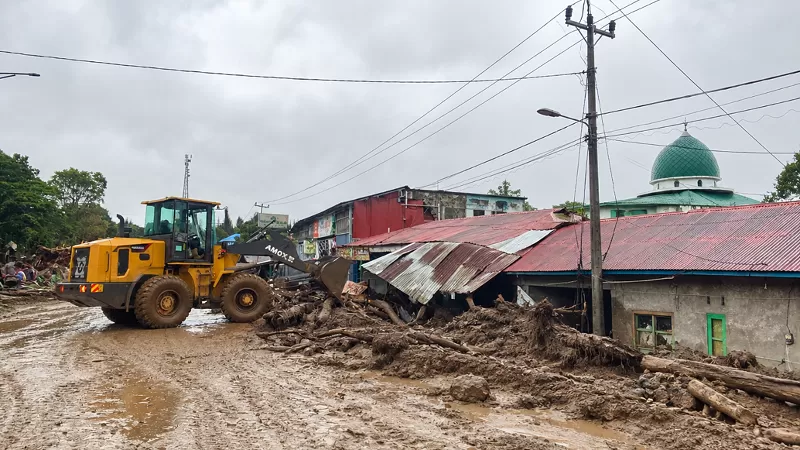 Banjir bandang dan longsor menerjang kawasan Kompleks Perkantoran Pemerintah Kabupaten (Pemkab) Solok, Arosuka, Kecamatan Gunung Talang pada Senin (21/9/2026) malam. Sejumlah kantor dan fasilitas umum terdampak material galodo. (Dok. Polres Solok)