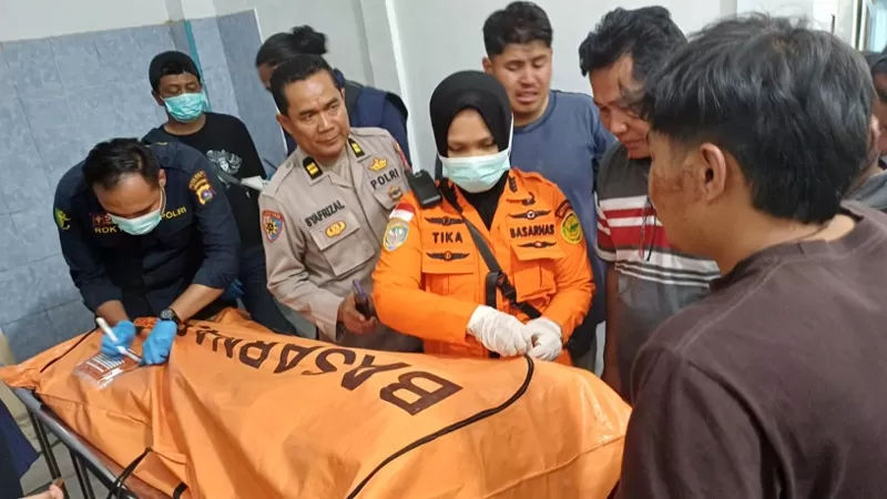 Tim SAR Gabungan menemukan satu korban terdampak banjir bandang atau galodo yang terjadi di Kabupaten Solok. Korban ditemukan pada Selasa (22/9/2026) siang. (Dok. Basarnas)
