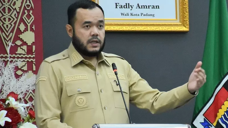 Wali Kota Padang, Fadly Amran menghadiri Rapat Paripurna DPRD Kota Padang dalam agenda penyampaian tiga Ranperda usulan Pemko Padang, Senin (21/9/2026). (Dok. Diskominfo)