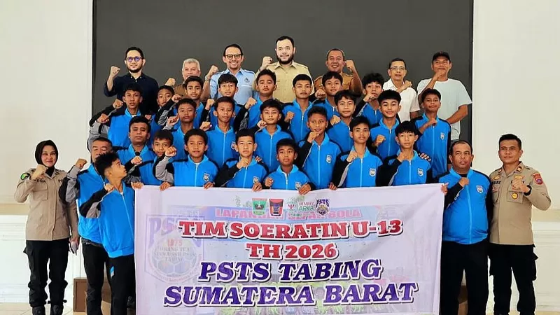 Wali Kota Padang, Fadly Amran melepas tim PSTS Tabing KU-13 yang akan mengikuti putaran nasional Piala Soeratin U-13 Regional Sumatera 2026 di Palembang, Senin (21/9/2026). (Dok. Dispora)