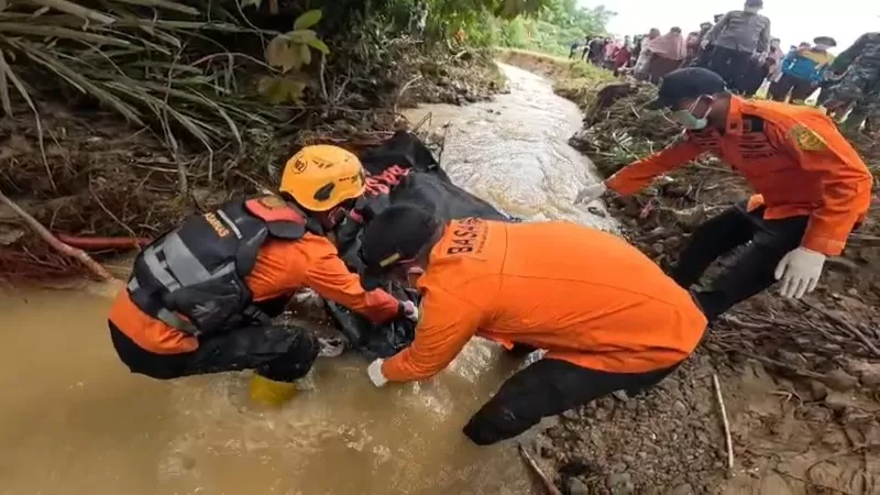 Tim SAR Gabungan melakukan operasi pencarian Amri Anto, warga Kampung Parit, Jorong Tonang Raya, Kecamatan Duo Koto, Kabupaten Pasaman, yang terseret arus banjir bandang. Korban ditemukan dalam kondisi meninggal pada Rabu (23/9/2026) siang. (Dok. Basarnas)
