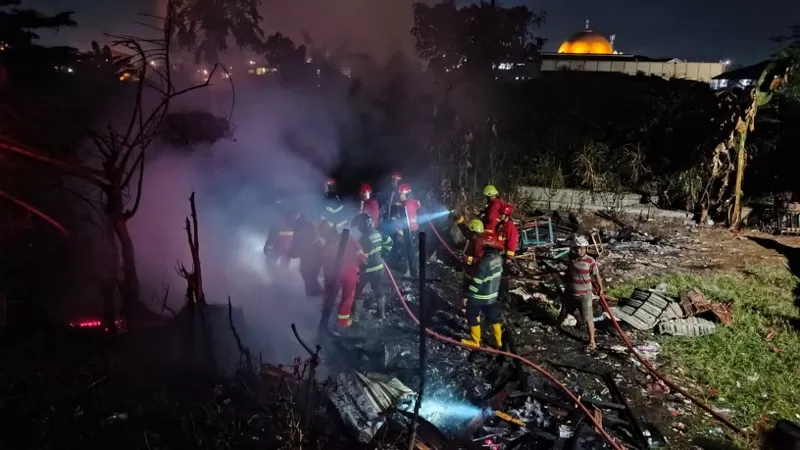 Kebakaran melanda satu unit bangunan pondok di Jalan Ujung Tanah, pinggir Banda Bakali, Lubuk Begalung, Kota Padang, Rabu (23/9/2026) malam. (Dok. Padang Fire Fighter)