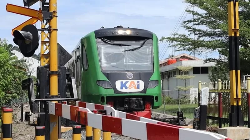 KA Minangkabau Ekspres melintasi salah satu jalur perlintasan sebidang kereta api. (Dok. KAI)