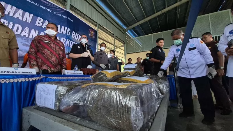 Badan Narkotika Nasional Provinsi Sumatera Barat (BNNP Sumbar) memusnahkan barang bukti narkotika jenis ganja seberat 73,3 kilogram dari dua kasus peredaran gelap narkotika di Sumatera Barat, Kamis (24/9/2026) pagi. (Dok. BNN)