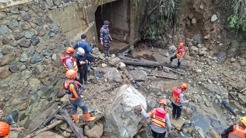 Tim SAR Gabungan menyisir sejumlah sektor dalam operasi pencarian korban banjir bandang di Arosuka, Kabupaten Solok, Kamis (24/9/2026). (Dok. Basarnas)