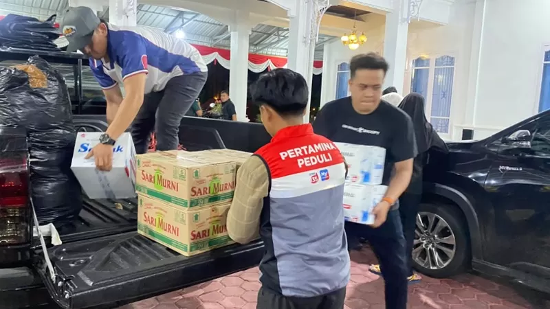 Pertamina Patra Niaga Sumbagut menyerahkan bantuan sembako, kebutuhan pengungsi, kebutuhan ibu dan anak, serta LPG bagi warga terdampak banjir bandang di Kabupaten Solok, Rabu (23/9/2026). (Dok. PPN Sumbagut)