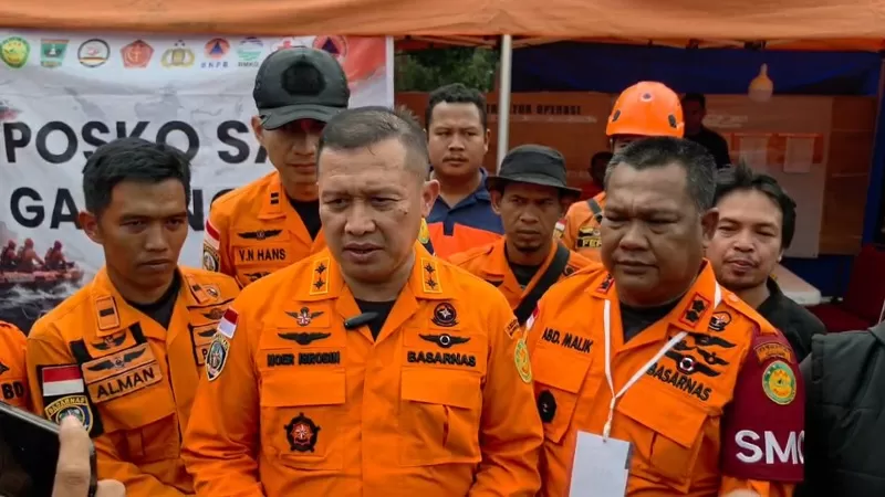 Direktur Kesiapsiagaan Basarnas, Noer Isrodin Muchlisin (tengah) didampingi Kepala Kantor SAR Padang yang juga SAR Mission Coordinator (SMC) Padang, Abdul Malik beserta jajaran Tim SAR Gabungan (Dok. Basarnas)