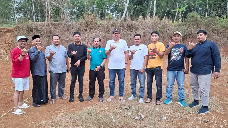 Sekjen DPP IKM, Braditi Moulevey (tengah baju putih) bersama Pelatih Kepala Semen Padang FC, Nil Maizar dan pengurus IKM Tasikmalaya saat berada di lokasi rencana pembangunan Masjid IKM Tasikmalaya, Jumat (25/9/2026) siang. (Dok. IKMT)