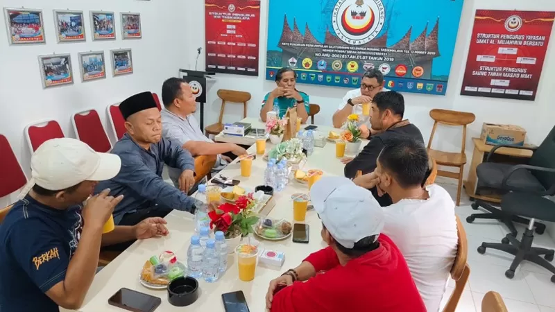 Sekjen DPP IKM, Braditi Moulevey Rajo Mudo bertemu dengan jajaran pengurus IKM Tasikmalaya. Rencananya, IKMT akan menyaksikan langsung pertandingan antara PSGC Ciamis vs Semen Padang FC di Stadion Galuh pada Sabtu (26/9/2026) sore. (Dok. IKMT)