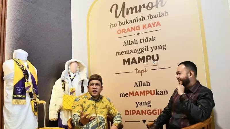 Wali Kota Padang, Fadly Amran bersama owner Al Harris Umrah, Oleh-oleh Umrah dan Coffee, Harris Seswitra melakukan pengguntingan pita saat peresmian di Jalan Taman Siswa, Padang, Minggu (27/9/2026) siang. (Dok. Diskominfo)