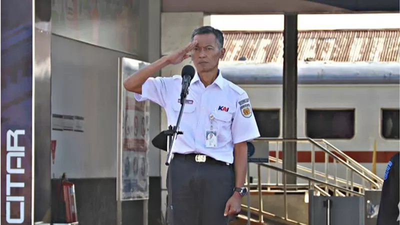 Kepala KAI Divre II Sumbar, Lutfi Wijaya bersama jajaran manajemen dan pegawai mengikuti upacara peringatan HUT ke-81 KAI di Halaman Stasiun Padang, Senin (28/9/2026) pagi. (Dok. Humas)