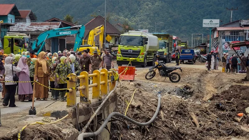 Kajati Sumbar, Dr Dedie Tri Hariyadi bersama Ketua IAD Wilayah Sumbar, Septie Dedie dan jajaran mengunjungi lagi masyarakat terdampak banjir galodo di Kabupaten Solok pada Senin (28/9/2026) siang. (Dok. Penkum)