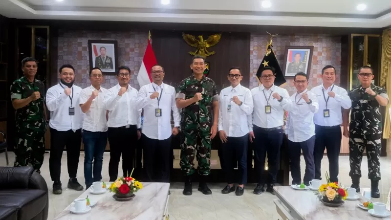 Executive General Manager Pertamina Patra Niaga Sumbagut Fanda Chrismianto bersama jajaran manajemen melakukan audiensi dan silaturahmi dengan Panglima Kodam I/Bukit Barisan Mayjen TNI Hendy Antariksa beserta jajaran. (Dok. PPN Sumbagut)