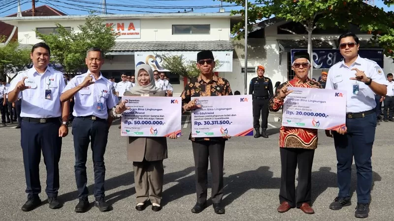 KAI Divre II Sumbar menyalurkan bantuan Program TJSL senilai total Rp100.311.500 kepada tiga penerima manfaat di Sumatera Barat dalam rangka HUT ke-81 KAI. (Dok. Humas)