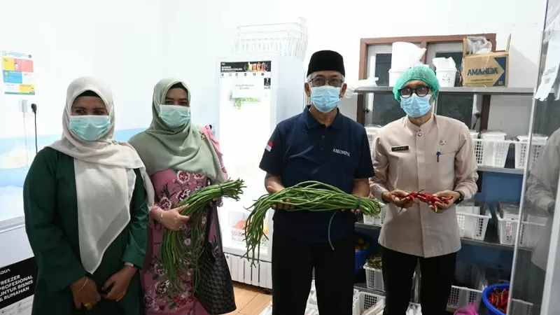 Kepala Dinas Perikanan dan Pangan (DPP) Kota Padang, Alfiadi melakukan pemantauan dan pengawasan pengambilan sampel Pangan Segar Asal Tumbuhan (PSAT) di Dapur SPPG Hippocrates, Kecamatan Koto Tangah, Kota Padang, Selasa (29/9/2026) siang. (Dok. DPP)