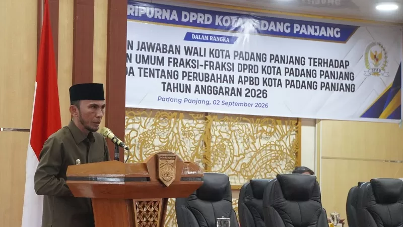 Wakil Wali Kota Padang Panjang Allex Saputra ketika membacakan jawaban Wali Kota Hendri Arnis atas Pemandangan Umum Fraksi-Fraksi DPRD terhadap Rancangan Peraturan Daerah tentang Perubahan APBD 2026 dalam Rapat Paripurna DPRD, Rabu (2/9/2026). (Foto: Pemko Padang Panjang)