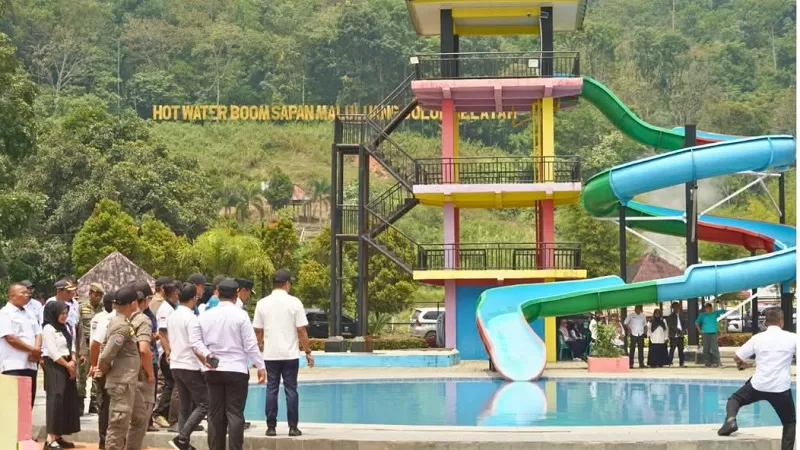 Bupati Solok Selatan H. Khairunas saat mengunjungi Hot Waterboom Sapan Maluluang di Kecamatan Pauh Duo, Rabu (2/9/2026). (Foto: Pemkab Solsel)