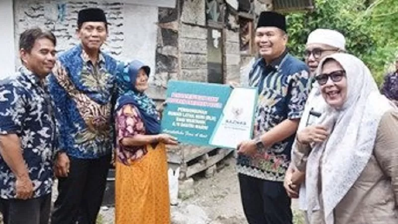 Wali Kota Pariaman, Yota Balad, bersama Badan Amil Zakat Nasional (BAZNAS) Kota Pariaman memulai pembangunan Rumah Tidak Layak Huni (RTLH) tersebut pada Kamis (3/9/2026). Proses pembangunan diawali dengan peletakan batu pertama di rumah Dastri Marni. (Foto: Pemko Pariaman)