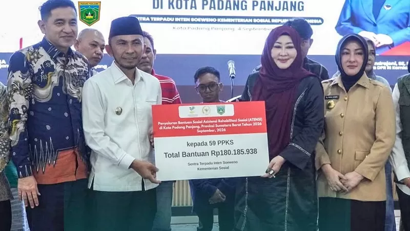Sebanyak 59 warga menerima bantuan ATENSI Padang Panjang dari Kementerian Sosial (Kemensos) RI melalui Sentra Terpadu Inten Soeweno. (Foto: Pemko Padang Panjang)