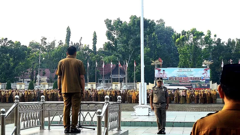 Sekretaris Daerah Kabupaten Pasaman Barat, Doddy San Ismail, ketika memimpin Apel Gabungan jajaran Pemerintah Kabupaten Pasaman Barat di Halaman Kantor Bupati, Senin (7/9/2026). (Foto: Pemkab Pasbar)