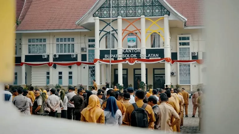  Khairunas saat memimpin Apel Senin di halaman Kantor Bupati Solok Selatan, Senin (07/09/2026). (Foto: Pemkab Solsel)
