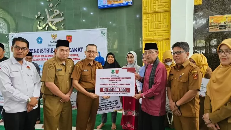  Penyaluran zakat BAZNAS Agam berlangsung di Masjid Agung Nurul Falah Lubuk Basung, Selasa (8/9/2026). (Foto: Pemkab Agam)