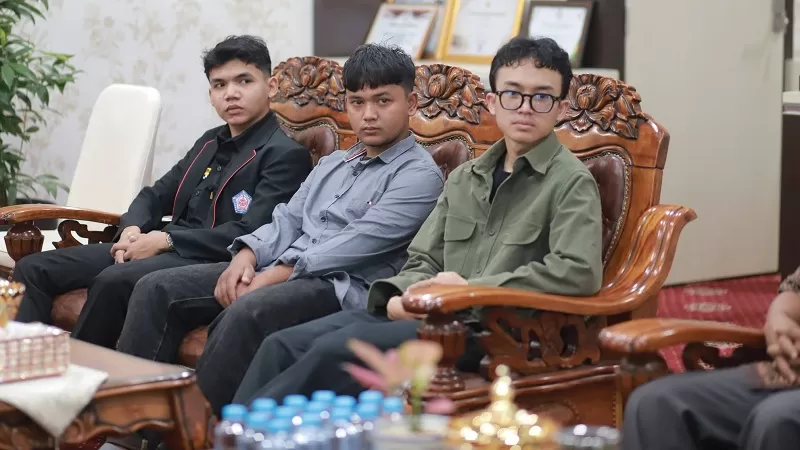 Tiga mahasiswa resmi dilepas oleh Wali Kota Solok dalam sebuah kegiatan di ruang kerja Wali Kota Solok, Selasa (15/9/2026). (Foto: Pemko Solok)
