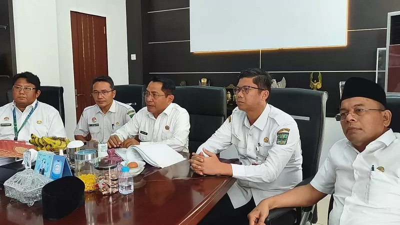  Bupati Padang Pariaman John Kenedy Azis dalam rapat di Ruang Rapat Bupati, Rabu (16/9/2026). (Foto: Pemkab Padang Pariaman)