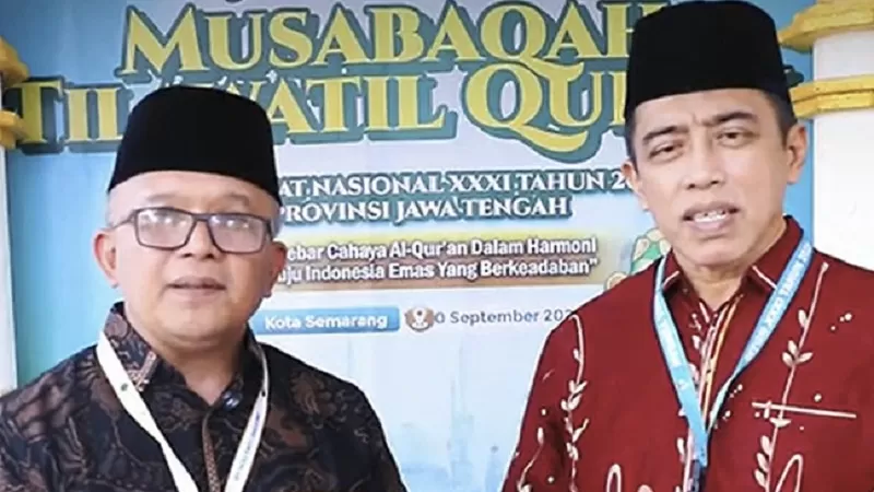 Ketua Harian LPTQ Provinsi Sumatera Barat, Prof. Ikhwan, (kiri) menyampaikan penghargaan atas respons Dewan Pengawas, Dewan Hakim, panitia, dan pihak terkait dalam menyelesaikan persoalan Fahmil Qur’an.