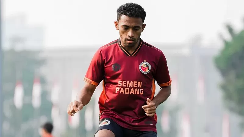 Ari Maring mencetak gol pada menit ke-71. Pemain bernomor punggung 98 itu berhasil menyambut umpan silang Zulkifli Lukmansyah dengan sundulan tajam yang mengubah kedudukan menjadi 1-0 untuk Semen Padang FC. (Foto: Ileague)