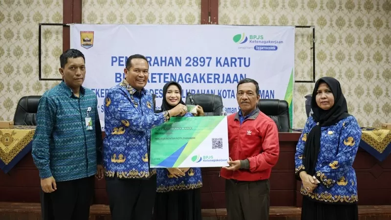 Wali Kota Pariaman Yota Balad dalam kegiatan “Sosialisasi Program Jamsostek dan Penyerahan Kartu BPJS Ketenagakerjaan Kepada Pekerja Rentan di Kota Pariaman Tahun 2026”. (Foto: Pemko Pariaman)
