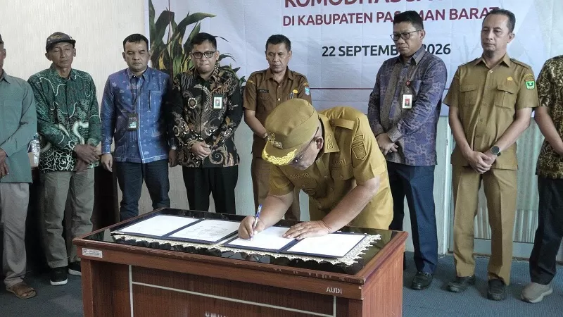 Penandatanganan perjanjian kerja sama Program Pengembangan Ekonomi Daerah (PED) di Auditorium Kantor Bupati Pasaman Barat, Selasa (22/9/2026). (Foto: Pemkab Pasbar)